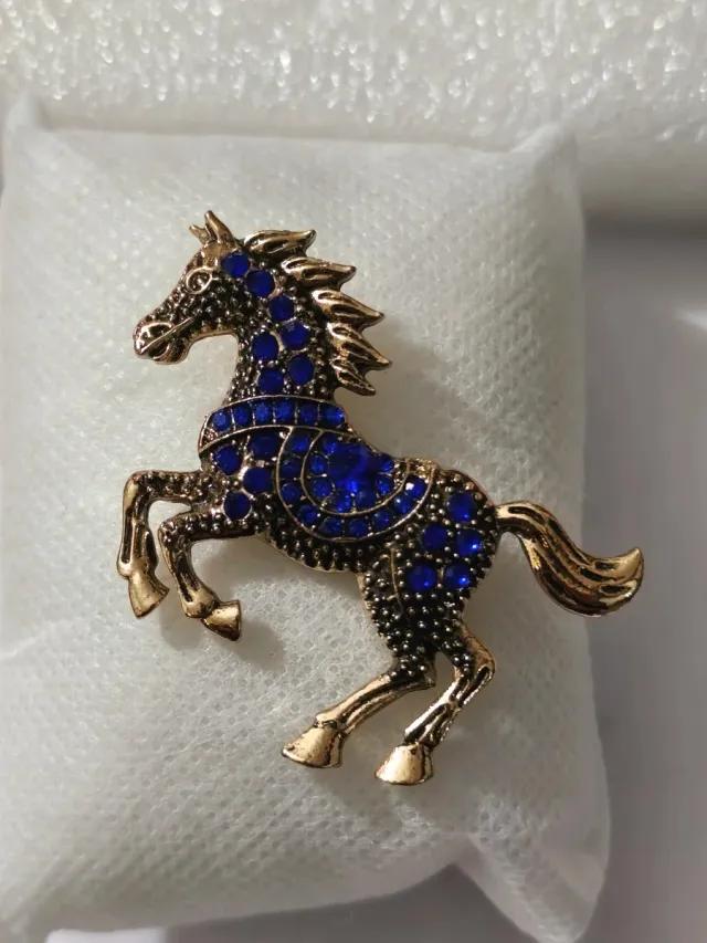Alfinete Cavalo Elegante com Pedras azuis