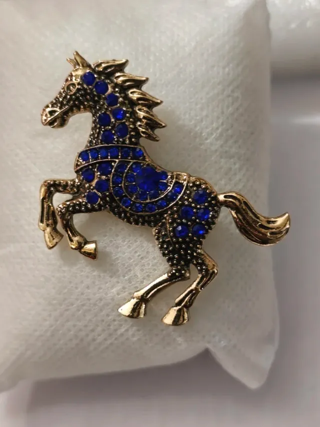 Alfinete Cavalo Elegante com Pedras azuis