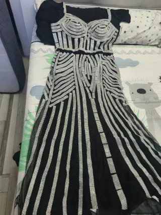 Vestido largo plateado y negro con pedrería