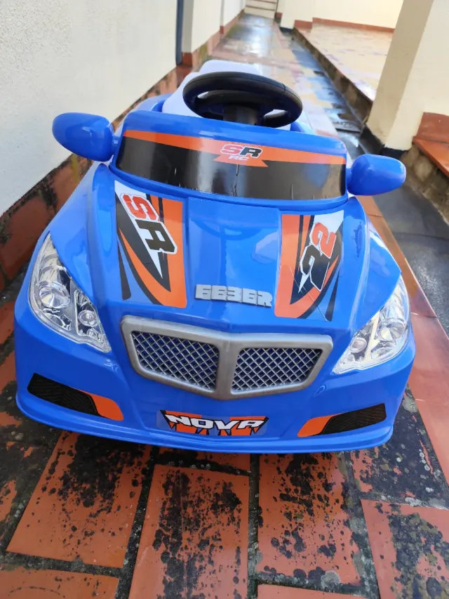 Coche eléctrico infantil azul