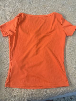 Camisa naranja de manga corta