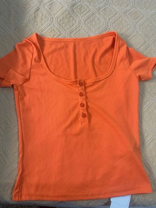 Camisa naranja de manga corta