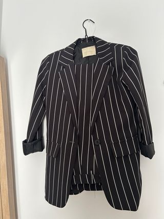 Chaqueta de traje a rayas negras más pantalon