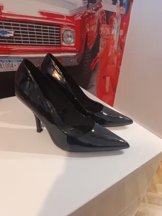Zapatos de tacón Zara charol negros