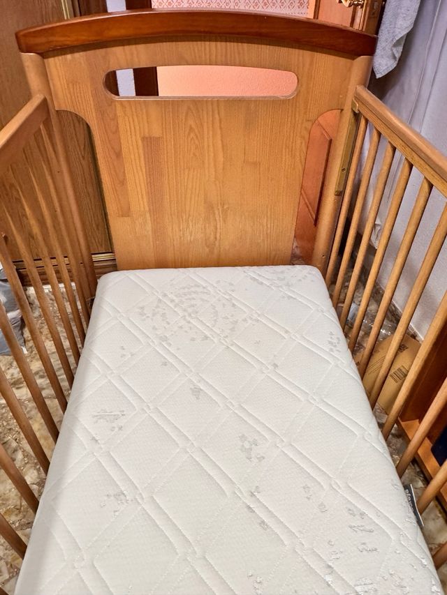 Cuna de madera maciza, con colchón nuevo y bueno