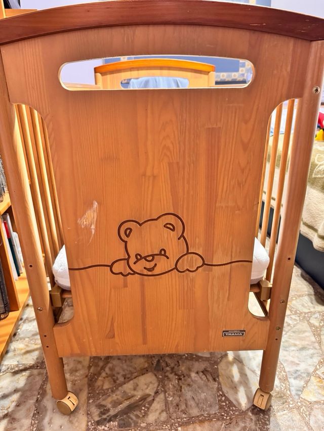 Cuna de madera maciza, con colchón nuevo y bueno