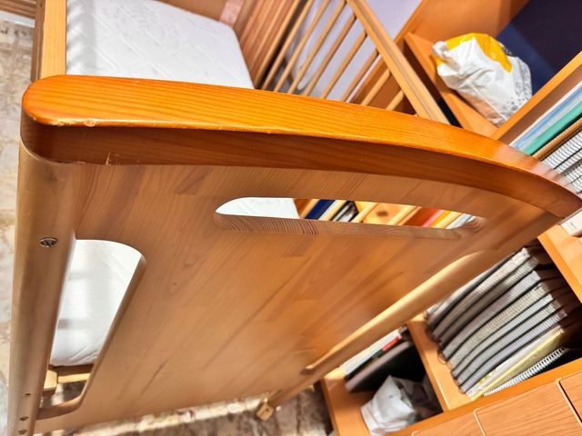 Cuna de madera maciza, con colchón nuevo y bueno