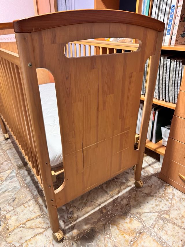 Cuna de madera maciza, con colchón nuevo y bueno
