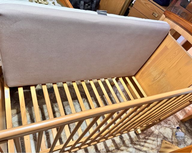 Cuna de madera maciza, con colchón nuevo y bueno