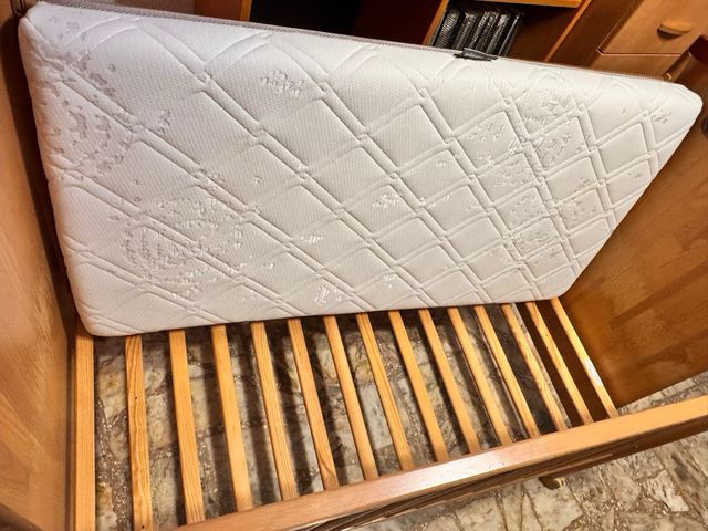 Cuna de madera maciza, con colchón nuevo y bueno