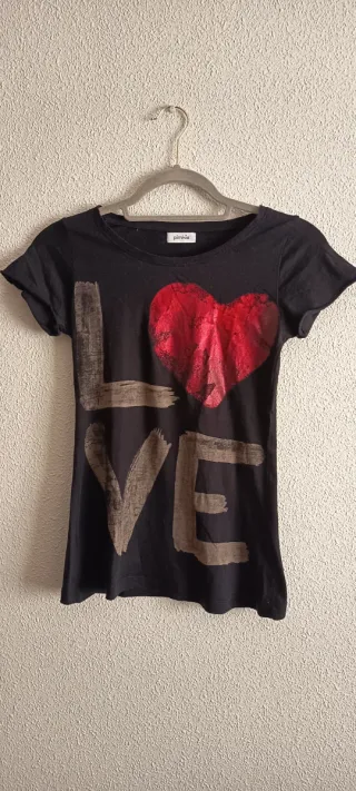 Camiseta negra con corazón rojo LOVE