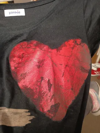 Camiseta negra con corazón rojo LOVE