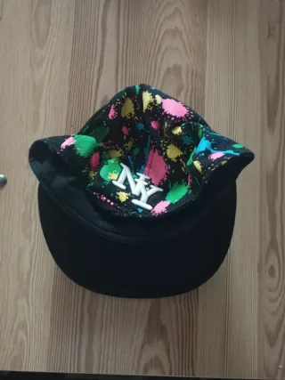 Gorra NY con salpicaduras multicolor