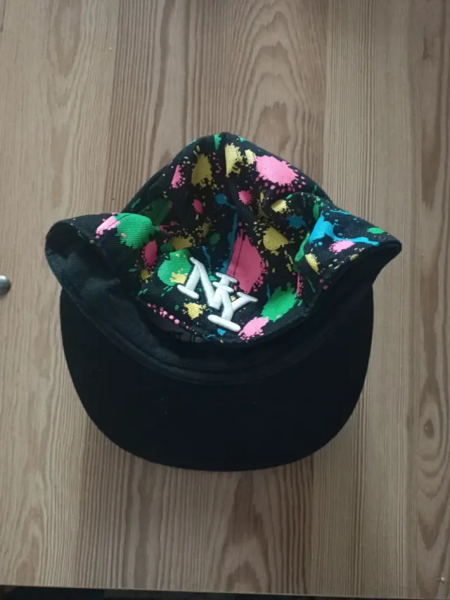 Gorra NY con salpicaduras multicolor