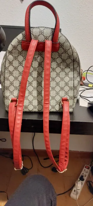 Mochila Beige y Roja con Estampado