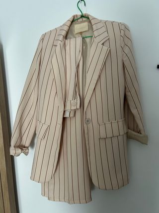 Traje chaqueta y pantalón rayas beige