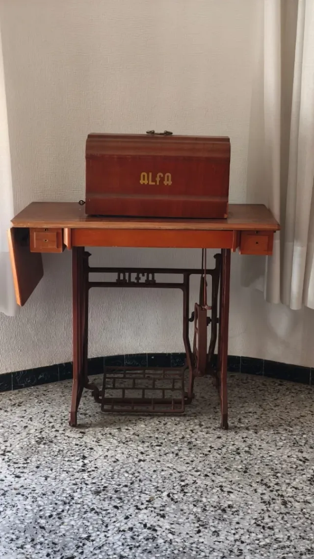 Máquina de Coser Alfa Antigua