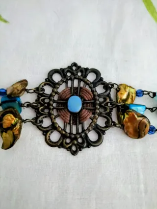 Pulsera artesanal con abalorios y piedra azul