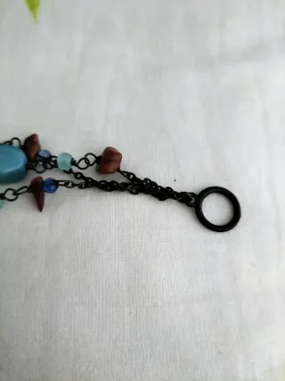 Pulsera artesanal con abalorios y piedra azul