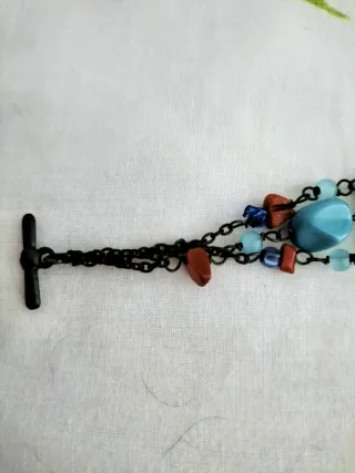 Pulsera artesanal con abalorios y piedra azul