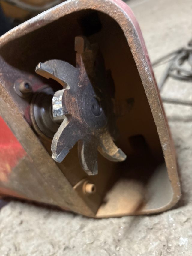 Máquina rozadora eléctrica roja