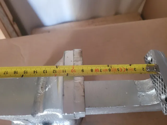 Tornillo de banco metálico