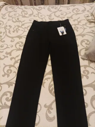 Pantalón negro chica nuevo con etiqueta