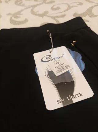 Pantalón negro chica nuevo con etiqueta