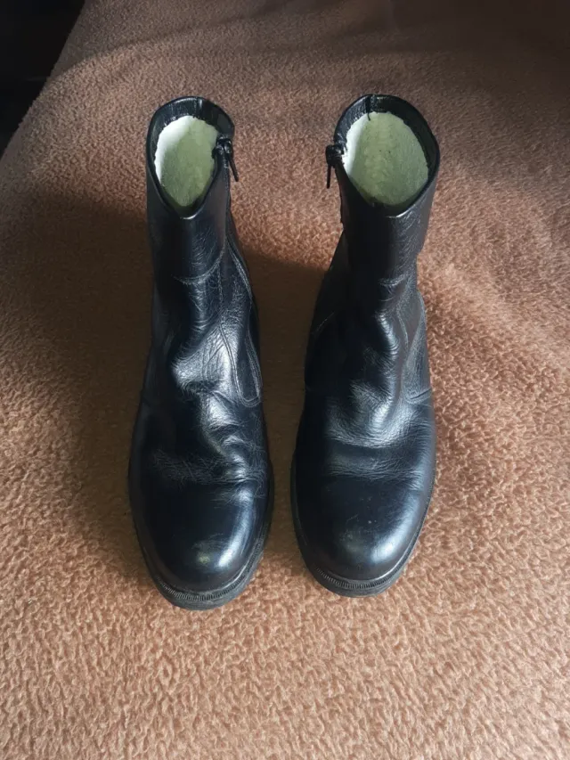 Botas de cuero negras con cremallera