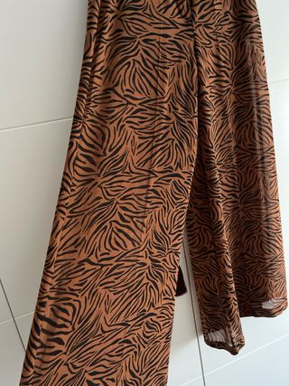 Pantalón Zara estampado print.