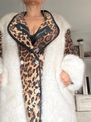 Cazadora pelo blanco y lentejuelas leopardo