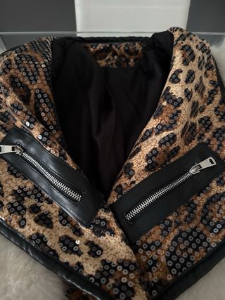 Cazadora pelo blanco y lentejuelas leopardo