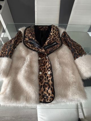 Cazadora pelo blanco y lentejuelas leopardo