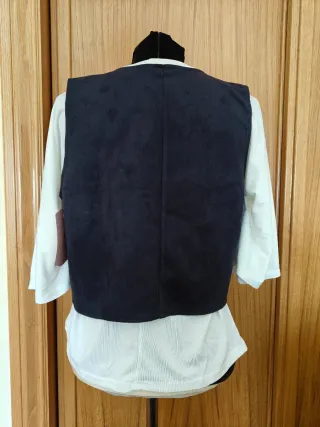 Chaleco azul marino con tachuelas plateadas