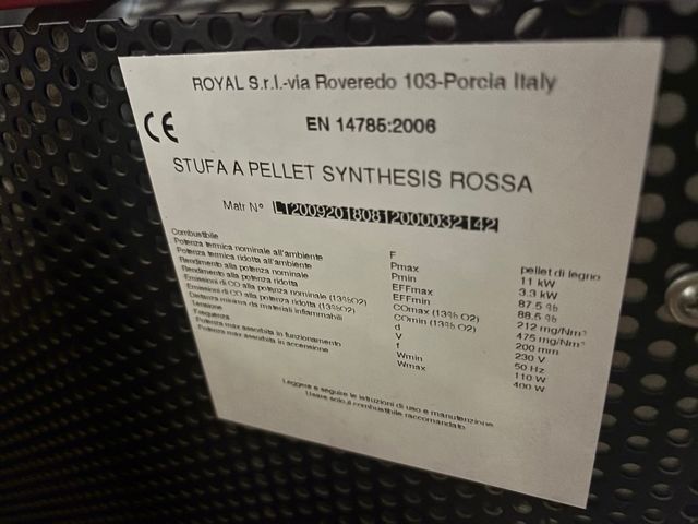 Estufa de pellet Royal roja y negra