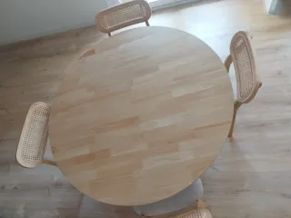 Mesa redonda de madera