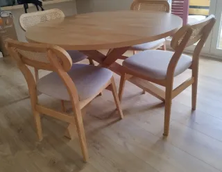 Mesa redonda de madera