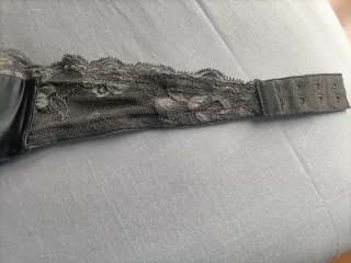 Sujetador gris con encaje y sin tirantes