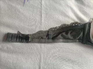 Sujetador gris con encaje y sin tirantes