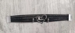 Pulsera negra con corazón plateado