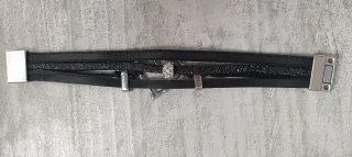 Pulsera negra con corazón plateado