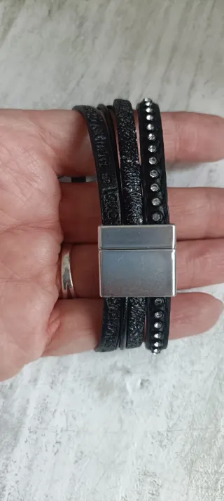 Pulsera negra con corazón plateado