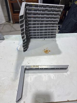 12 und. Escuadra metálica