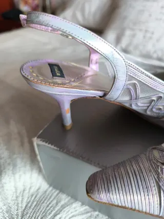 Zapatos de tacón plateados y morados