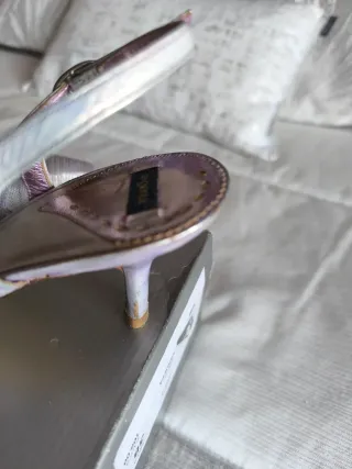 Zapatos de tacón plateados y morados