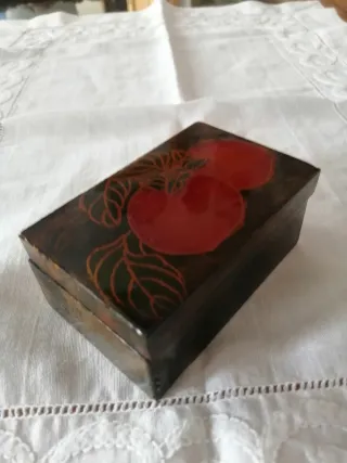 Cajita de madera decorada a mano