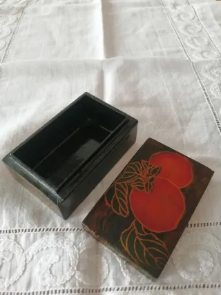 Cajita de madera decorada a mano