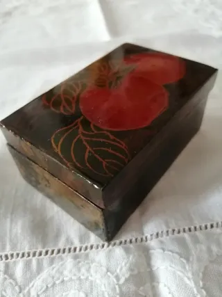 Cajita de madera decorada a mano