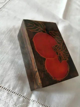 Cajita de madera decorada a mano