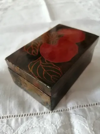 Cajita de madera decorada a mano